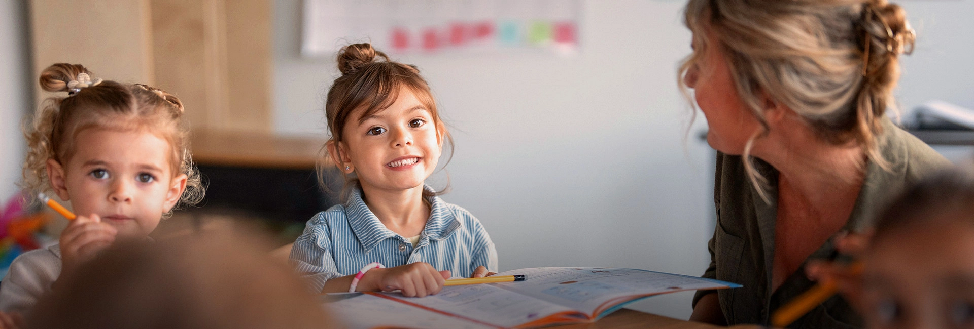 Dzieci w przedszkolu z nauczycielką