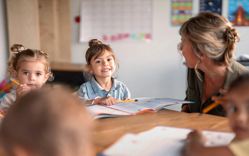 Dzieci w przedszkolu z nauczycielką