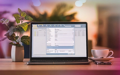 Laptop z Finansami VULCAN na ekranie