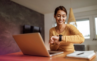 Kobieta rozliczająca PIT w Płacach VULCAN