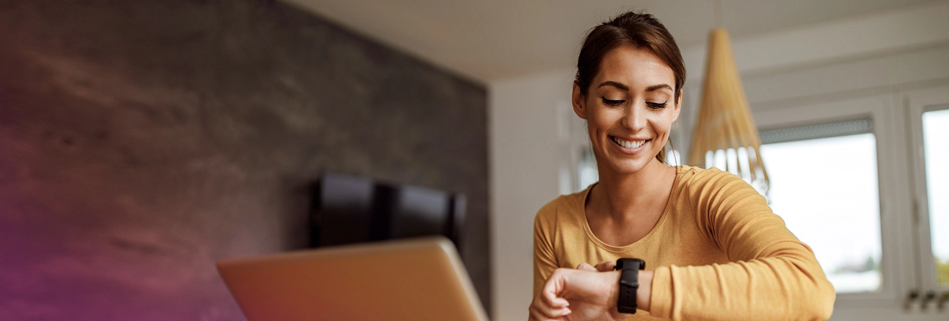 Kobieta rozliczająca PIT w Płacach VULCAN