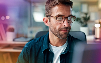 Mężczyzna wysyłający faktury do KSeF z Finansów VULCAN