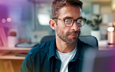 Mężczyzna wysyłający faktury do KSeF z Finansów VULCAN