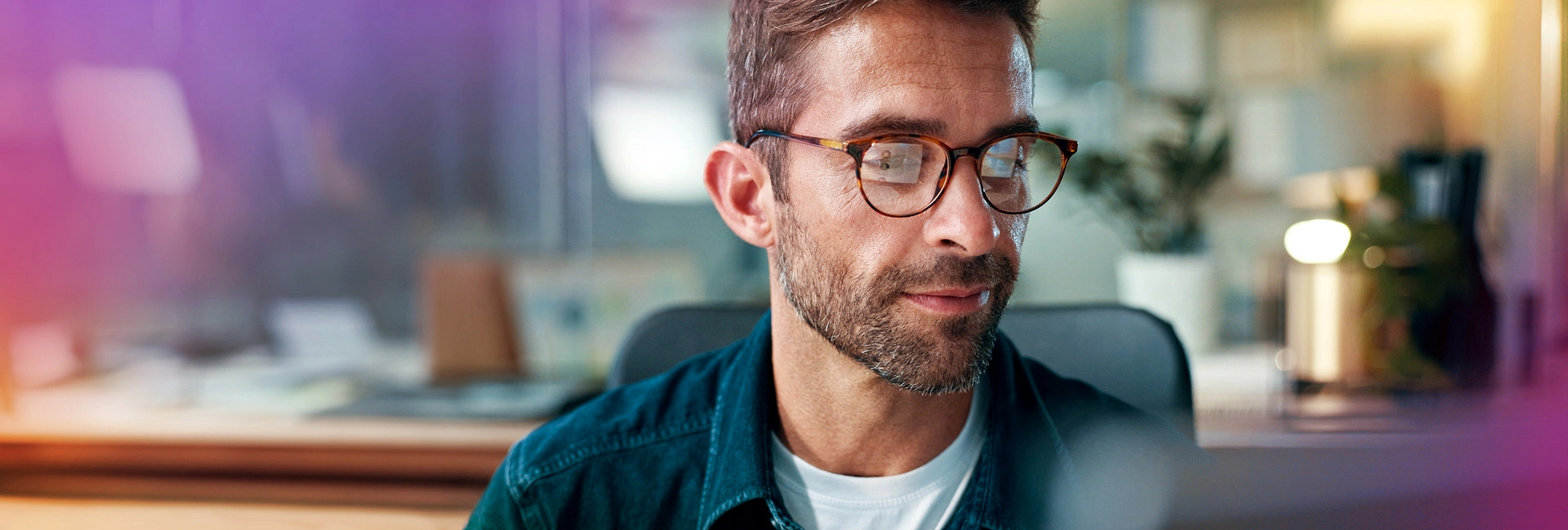 Mężczyzna wysyłający faktury do KSeF z Finansów VULCAN