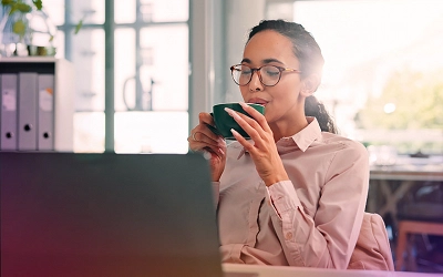 Kobieta przed komputerem rozliczająca trzynastkę w Płacach VULCAN