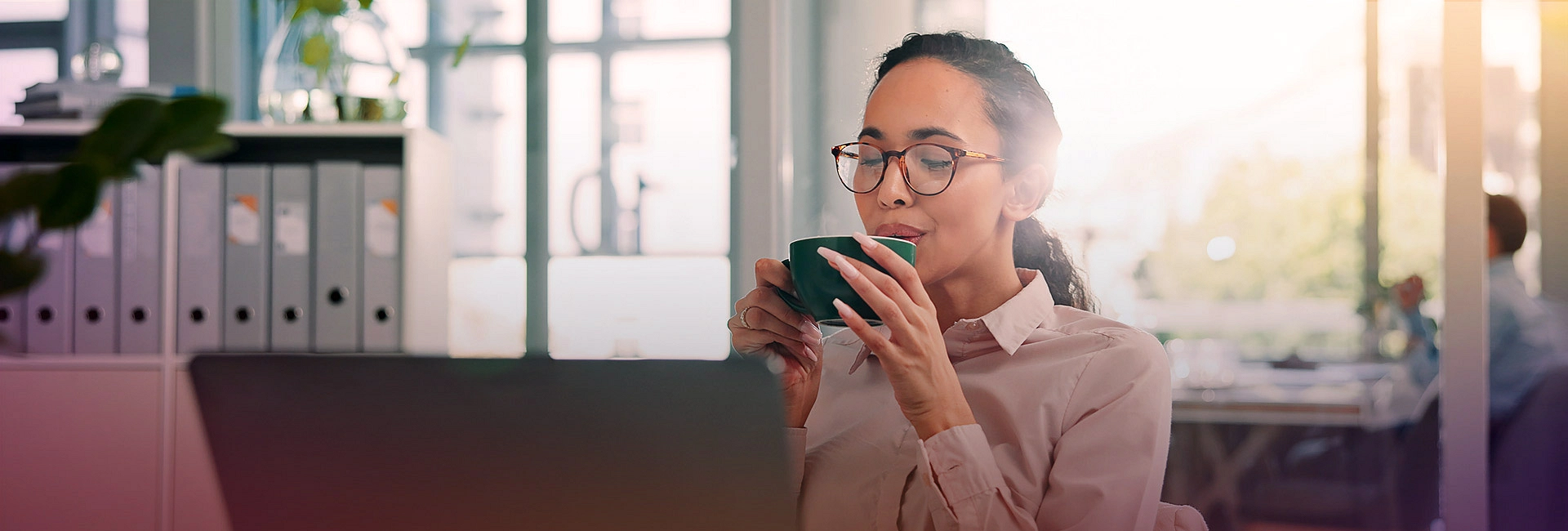 Kobieta przed komputerem rozliczająca trzynastkę w Płacach VULCAN