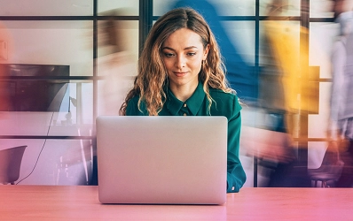 Kobieta przed laptopem pracująca w Płacach VULCAN