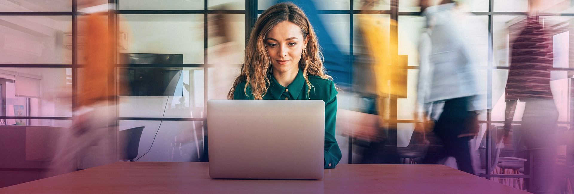 Kobieta przed laptopem pracująca w Płacach VULCAN